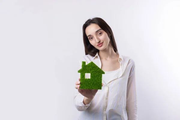 Una Giovane Ragazza Agente Immobiliare Tiene Mano Modello Una Casa — Foto Stock