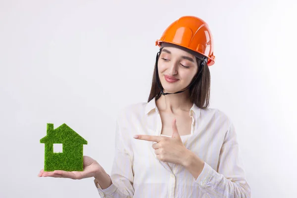 Una Giovane Ragazza Architetto Casco Costruzione Dimostra Modello Una Casa — Foto Stock