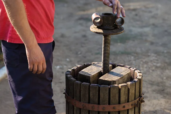 Kırmızılı şarap presi ve sarmal vida. Geleneksel şarap yapma tekniği. Üzüm filtreleme.