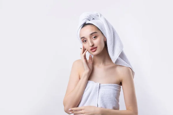 Mooi Meisje Met Dikke Wenkbrauwen Perfecte Huid Witte Achtergrond Handdoek — Stockfoto