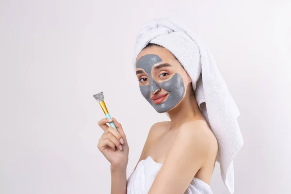 Woman Gray Clay Cosmetic Mask White Towel Her Head White — Stock Photo, Image