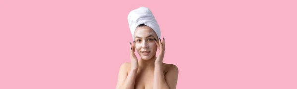 Skönhetsporträtt Kvinna Vit Handduk Huvudet Applicerar Kräm Ansiktet Hudvård Eko — Stockfoto