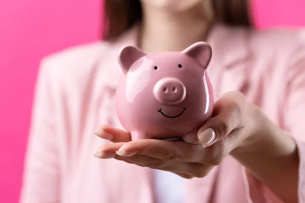 Una Linda Chica Con Una Chaqueta Rosa Sostiene Una Alcancía — Foto de Stock