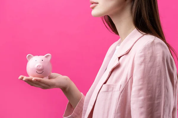 Una Linda Chica Con Una Chaqueta Rosa Sostiene Una Alcancía — Foto de Stock