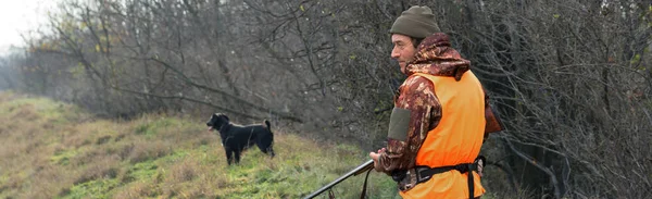 Hunter Man Camouflage Gun Hunt Search Wild Birds Game Autumn — Stock Photo, Image