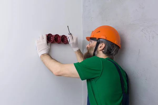 Eletricista Instala Tomadas Apartamento Cara Com Capacete Laranja Macacão Faz — Fotografia de Stock