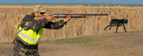 野生の鳥やゲームを求めて狩りの間に銃でカモフラージュでハンターの男 秋の狩猟シーズン — ストック写真