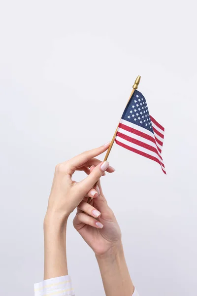 Een Mooie Vrouwelijke Hand Houdt Een Amerikaanse Vlag Een Witte — Stockfoto