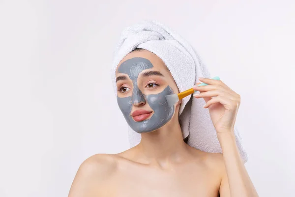 Una Donna Con Una Maschera Cosmetica Argilla Grigia Asciugamano Bianco — Foto Stock