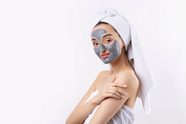 Een Vrouw Met Een Grijze Klei Cosmetische Masker Een Witte — Stockfoto