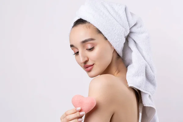 Menina Bonita Com Sobrancelhas Grossas Pele Perfeita Fundo Branco Toalha — Fotografia de Stock