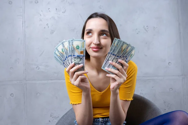 Foto Una Donna Ricca Abiti Semplici Che Tiene Fan Soldi — Foto Stock