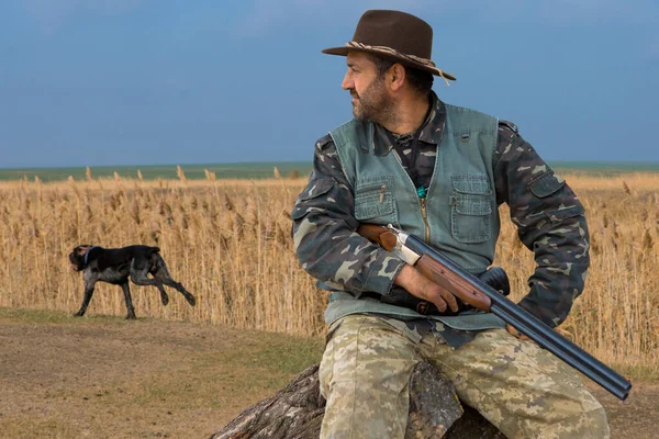 Jäger Tarnung Mit Einem Gewehr Bei Der Jagd Auf Wildvögel — Stockfoto