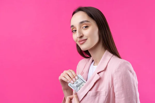 Žena Růžové Bundě Drží Dolarové Bankovky Zmatená Obchodní Dívka Ukrývá — Stock fotografie