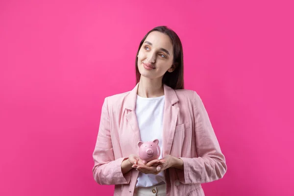 Una Linda Chica Con Una Chaqueta Rosa Sostiene Una Alcancía — Foto de Stock