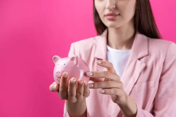 Una Linda Chica Con Una Chaqueta Rosa Sostiene Una Alcancía — Foto de Stock