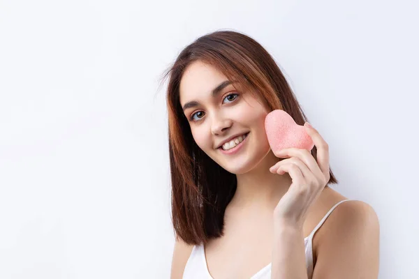 Schöne Lächelnde Frau Mit Sauberer Haut Natürlichem Make Und Weißen — Stockfoto