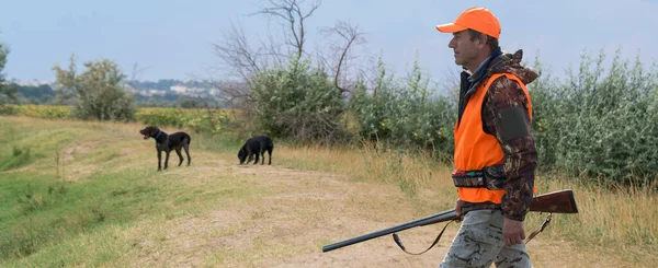 Hunter Man Camouflage Gun Hunt Search Wild Birds Game Autumn — Stock Photo, Image