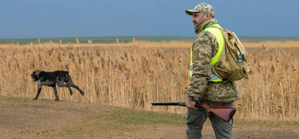 Jäger Tarnung Mit Einem Gewehr Bei Der Jagd Auf Wildvögel — Stockfoto