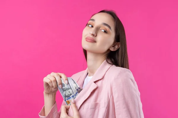 Жінка Рожевій Куртці Тримає Доларові Банкноти Спантеличена Ділова Дівчина Ховає — стокове фото