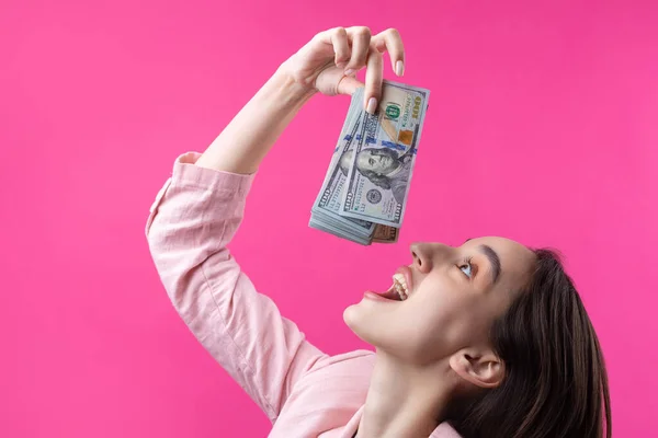 Una Donna Giacca Rosa Ingoia Pacchetto Dollari Avidità Venalità Concetto — Foto Stock