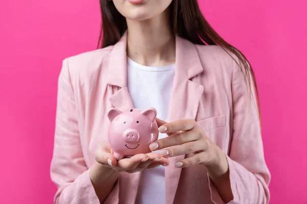 Una Linda Chica Con Una Chaqueta Rosa Sostiene Una Alcancía — Foto de Stock