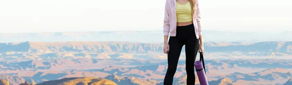 Thin Athletic Girl Takes Break Classes Background Mountains Early Morning — Stock Photo, Image