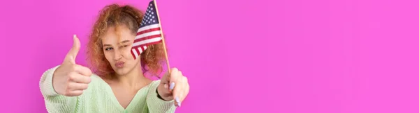 Mladá Šťastná Dívka Úsměvem Tváři Drží Rukou Americkou Vlajku Symbol — Stock fotografie