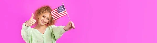 Młoda Szczęśliwa Dziewczyna Uśmiechem Twarzy Trzyma Rękach Amerykańską Flagę Symbol — Zdjęcie stockowe