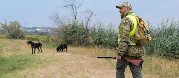 Hunter Man Camouflage Gun Hunt Search Wild Birds Game Autumn — Stock Photo, Image