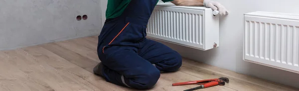 Manlig Rörmokare Installerar Kylare Värmesystemet Lägenhet Killen Kontaktar Tjänsten Telefon — Stockfoto