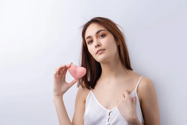 Schöne Lächelnde Frau Mit Sauberer Haut Natürlichem Make Und Weißen — Stockfoto