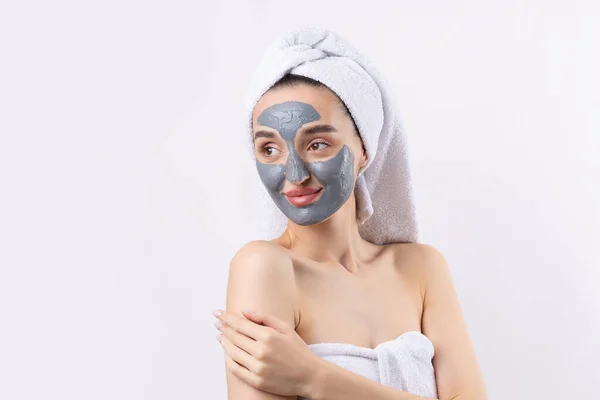 Een Vrouw Met Een Grijze Klei Cosmetische Masker Een Witte — Stockfoto