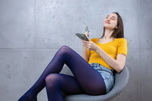 Foto Uma Mulher Rica Roupas Simples Segurando Dinheiro Dólar Isolado — Fotografia de Stock