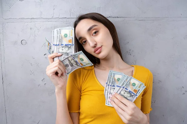 Foto Uma Mulher Rica Roupas Simples Segurando Dinheiro Dólar Isolado — Fotografia de Stock