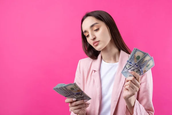Una Donna Con Una Giacca Rosa Tiene Banconote Dollaro Una — Foto Stock