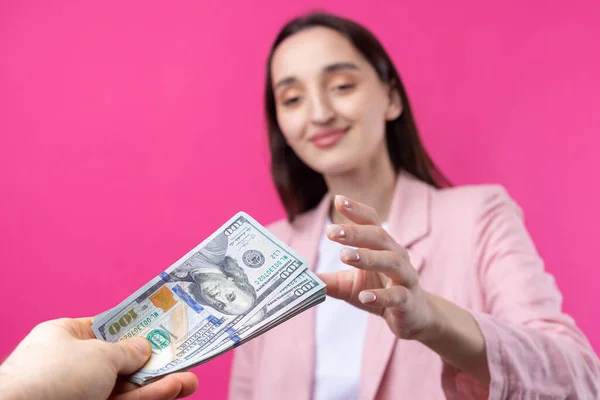 Uma Mulher Jaqueta Rosa Recebe Suborno Dólares Contra Fundo Vermelho — Fotografia de Stock