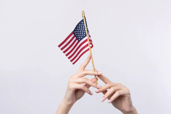 Een Mooie Vrouwelijke Hand Houdt Een Amerikaanse Vlag Een Witte — Stockfoto