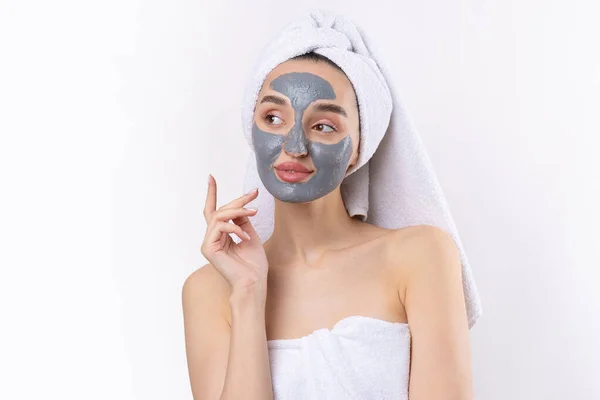 Een Vrouw Met Een Grijze Klei Cosmetische Masker Een Witte — Stockfoto