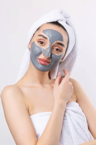 Egy Szürke Agyag Kozmetikai Maszkkal Fehér Törölközővel Fején Fehér Alapon — Stock Fotó