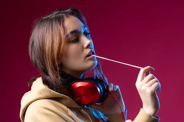 Giovane Bella Ragazza Alla Moda Hipster Vestita Con Una Felpa — Foto Stock