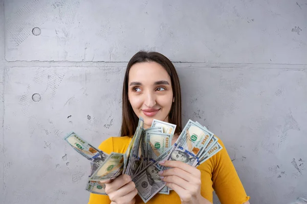 Foto Una Donna Ricca Abiti Semplici Che Tiene Fan Soldi — Foto Stock