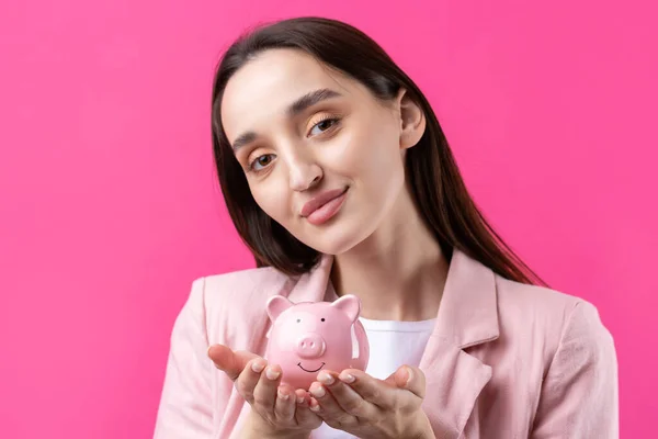 Una Linda Chica Con Una Chaqueta Rosa Sostiene Una Alcancía — Foto de Stock