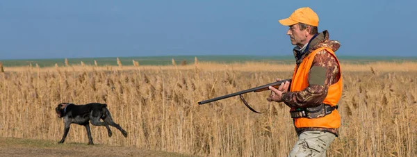 猎手在猎杀野生鸟类或猎杀猎物时带着枪进行伪装 秋季狩猎季节 — 图库照片