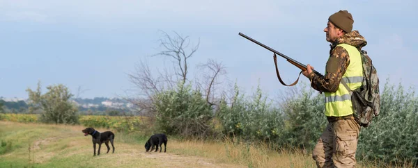 Hunter Man Camouflage Gun Hunt Search Wild Birds Game Autumn — Stock Photo, Image