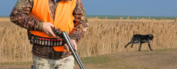 Homem Caçador Camuflagem Com Uma Arma Durante Caça Busca Pássaros — Fotografia de Stock