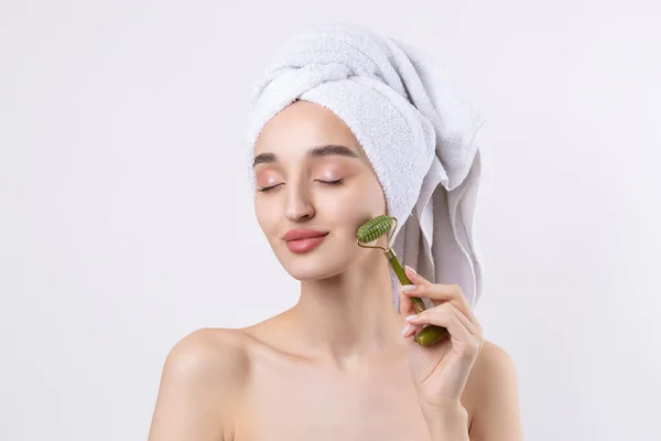 Menina Bonita Com Sobrancelhas Grossas Pele Perfeita Fundo Branco Toalha — Fotografia de Stock