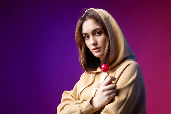 Retrato Uma Mulher Com Capuz Meninas Lambendo Pirulito Redondo Vermelho — Fotografia de Stock