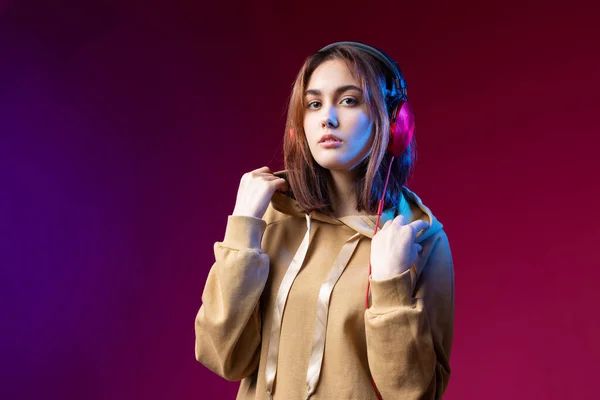 Νέα Όμορφη Μοντέρνα Hipster Κορίτσι Ντυμένος Κουκούλα Ακούγοντας Μουσική Κόκκινα — Φωτογραφία Αρχείου
