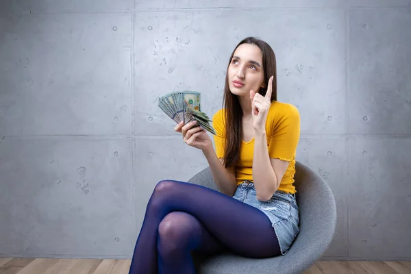 콘크리트 배경으로 고립된 달러의 여성의 — 스톡 사진